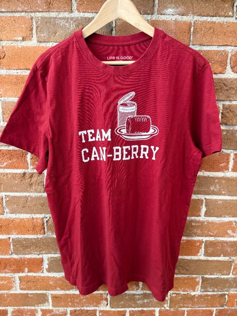 Life is Good Men’s Crusher Tee Size L “Team Canberry” Holiday
